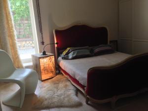 福卡尔基耶PROVENCEguesthouse L'Agace的卧室配有床、椅子和窗户。