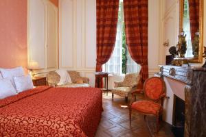 贝叶阿尔古奇酒店的一间卧室配有红色的床和椅子以及窗户