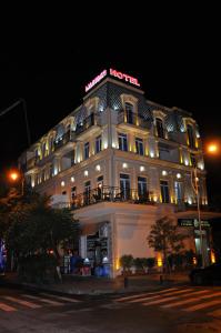 巴统Black Sea Star Batumi的夜间标有标志的酒店大楼