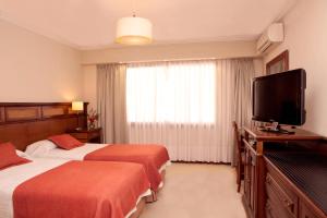 萨尔塔艾尔代萨尔塔酒店的酒店客房设有两张床和一台平面电视。