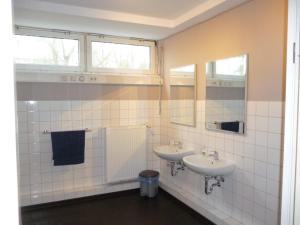 汉堡贝格多夫豪斯九号酒店的浴室设有2个水槽和2面镜子