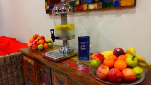 棕榈滩Dorado Eagle Beach Hotel的桌上一碗水果和搅拌机