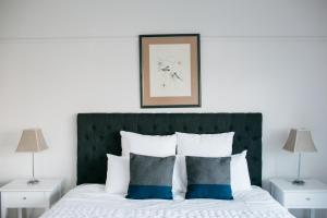凯恩顿戈尔迪派波尼顿乡村民宿的一间卧室配有一张带绿色床头板的床
