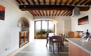 蒙塔尔奇诺Casa Burelli的厨房以及带桌椅的用餐室。