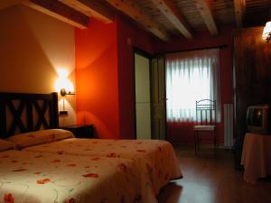 Cabrejas del Pinar斯提阿卡米诺德拉福恩特纳酒店的酒店客房设有两张床和窗户。