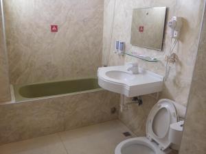 斗六市凯登商务旅馆的浴室配有盥洗盆、卫生间和浴缸。