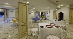 Hotel Villa Poseidon & Events餐厅或其他用餐的地方