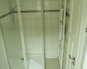 魏豪森魏豪森啤酒坊酒店的带淋浴和盥洗盆的白色浴室