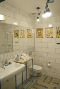 JeleniówDom Pod Skałą的白色的浴室设有水槽和卫生间。