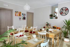 Invorio InferioreCascinetta32的用餐室配有木桌和白色椅子
