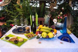 布林迪西B&B Mare E Sole的一张桌子,上面放着一束水果和葡萄酒瓶