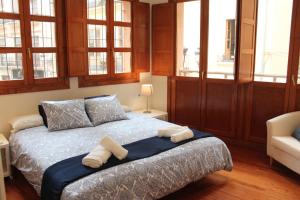 瓦伦西亚Apartamento Torres的一间卧室配有一张床,上面有两条毛巾