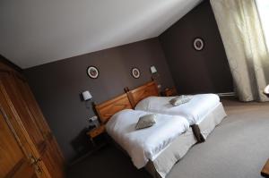 NiederschaeffolsheimLogis Hotel Restaurant Au Boeuf Rouge的卧室设有两张床,拥有黑色的墙壁