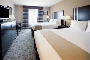 休斯顿休斯顿西北环城高速西路8号智选假日套房酒店的酒店客房设有两张床和一台平面电视。