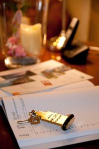 特雷莫西内Hotel Garni Bel Sito的坐在桌子上纸上的一个钥匙