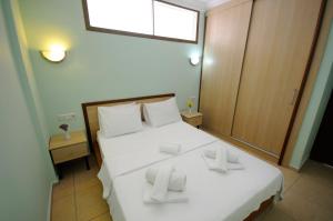 达特恰Beyaz Konak Evleri的一间卧室配有一张带白色床单的床和一扇窗户。