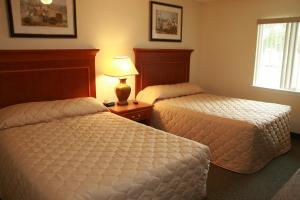 Affordable Suites of America Augusta客房内的一张或多张床位