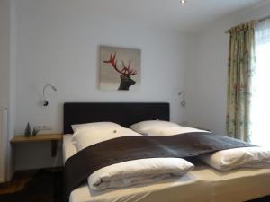 布利克森塔勒罗桑霍夫旅馆的卧室配有一张带鹿头的墙壁床。