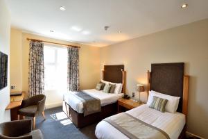 埃克塞特皇庭酒店 的酒店客房设有两张床和窗户。