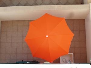莱乌卡Dono del Salento的厨房中间的橙色雨伞