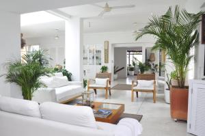 卡塔赫纳Penthouse Caribbean View and private pool, Cartagena的一间客厅,配有白色家具和盆栽植物