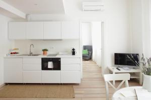 米拉The Riverside Suite的白色的厨房配有水槽和微波炉