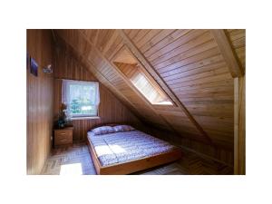 内林加Forest Cottage的阁楼间 - 带床和窗户