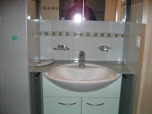 Sankt Stephan摩根斯坦木屋酒店的一间带水槽和镜子的浴室