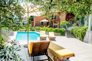 多博沃佐伊公寓的一个带桌椅的庭院和一个游泳池