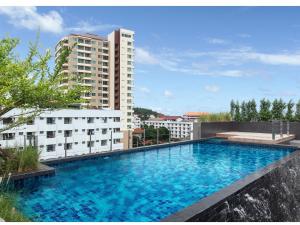 是拉差拉差思马德拉公寓式酒店的大楼顶部的大型游泳池
