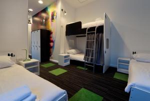 杜布罗夫尼克你的365旅舍 的宿舍间设有两张床,拥有绿色色调