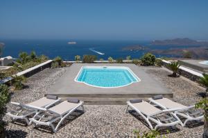 梅加洛克里阿南达度假别墅的一个带2把躺椅的游泳池和一个游泳池