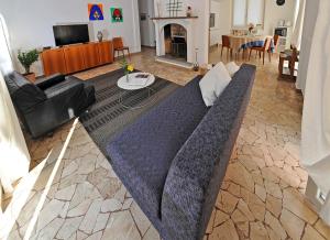贝拉吉奥Vitali Apartments Bellagio的带沙发和电视的客厅