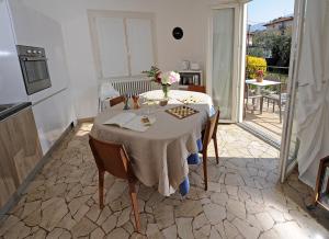 贝拉吉奥Vitali Apartments Bellagio的厨房配有一张桌子,上面放着花瓶
