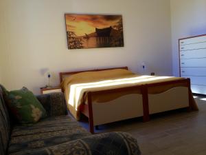 加利波利Casa Ombry Gallipoli的一间卧室配有一张床和一张沙发