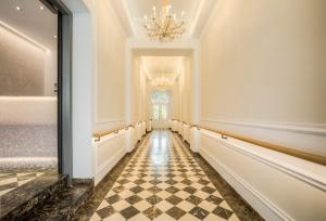 维也纳维也纳城市大公寓的走廊设有 ⁇ 形地板和吊灯