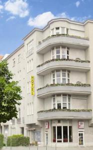 柏林选帝侯大街贝尔维酒店的上面有黄色标志的高大的白色建筑