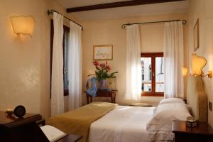 佩西恩那阿卡德米亚玛拉维吉别墅酒店客房内的一张或多张床位
