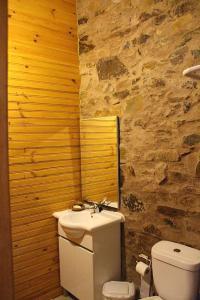 Fontão FundeiroCasa do Moinho Novo的浴室配有白色卫生间和盥洗盆。