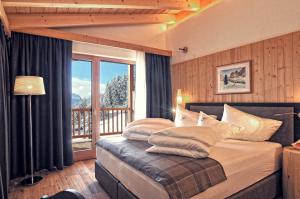 圣维吉利奥Alpine Hotel Gran Foda'的一间卧室配有带枕头的床铺和阳台