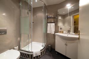 加尔米施-帕滕基兴安塔拉丝豪华酒店的带淋浴、盥洗盆和卫生间的浴室