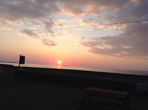 奎尔蒂Seaside Chalet的海滩日落前的长椅