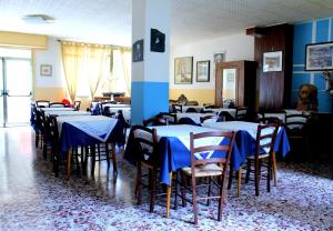 因佩里亚内拉酒店的配有桌椅和蓝色桌布的房间
