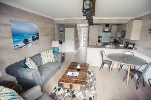 塔伯特Kirklea Island Suites的客厅配有沙发和桌子