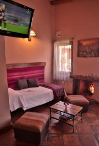 蒂尔卡拉艾尔里博索戴尔迪阿布罗酒店的一间酒店客房,配有一张床和一台电视