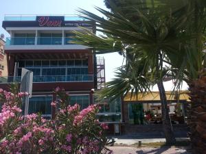 萨姆松维恩精品酒店的一座建筑前的棕榈树