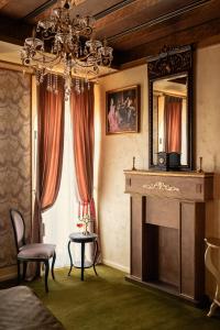 康斯坦察Belle Epoque Boutique (Adult Only)的客厅设有壁炉和镜子