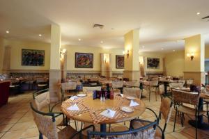 赫尔格达海之园酒店的餐厅内带桌椅的用餐室