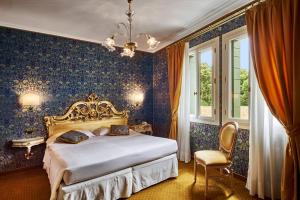 威尼斯伽丁纳酒店的一间卧室配有一张床和一个吊灯