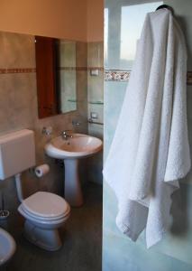 科尔萨诺诺提萨伦汀酒店的浴室配有卫生间水槽和毛巾。